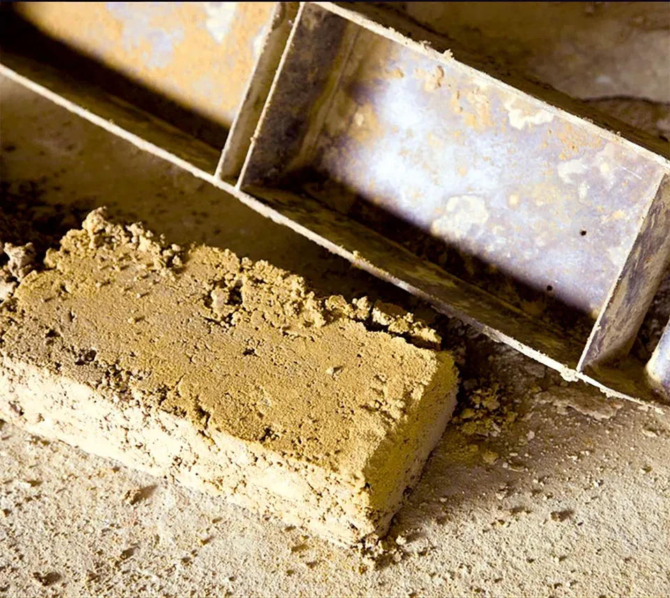 Formung im Handschlagverfahren. © Initiative Bauen mit Backstein