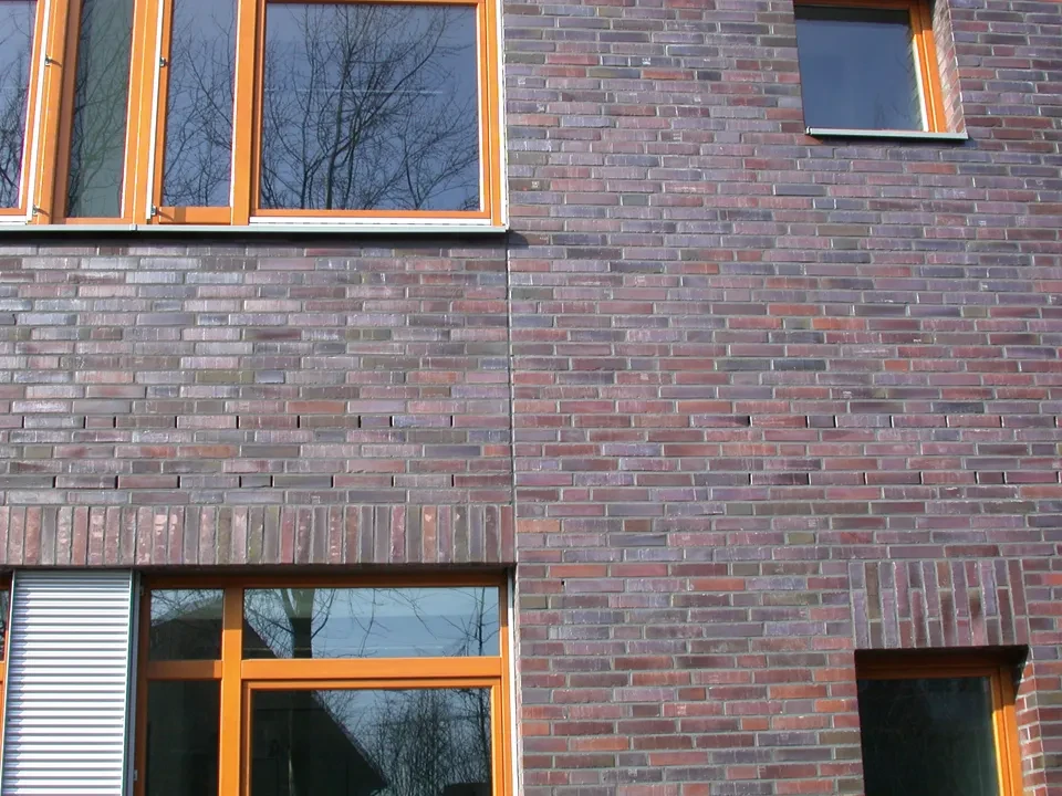 Zur Vermeidung von Rissen werden der Fertigteilsturz und das Brüstungsmauerwerk durch Anordnung vertikaler Dehnungsfugen vom angrenzenden Verblendmauerwerk getrennt