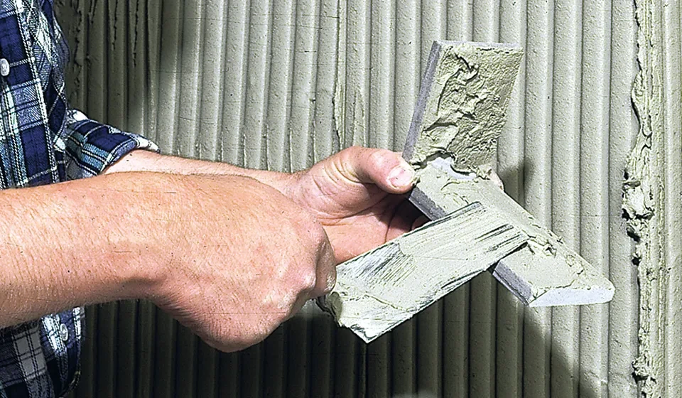 Klebeauftrag im kombinierten Verfahren „Buttering-Floating“ © Initiative Bauen mit Backstein