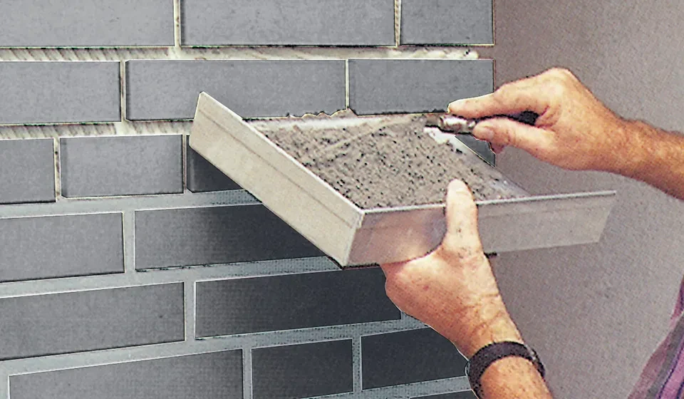 Sauberes Verfugen mit Fugeisen und Fugblech © Initiative Bauen mit Backstein
