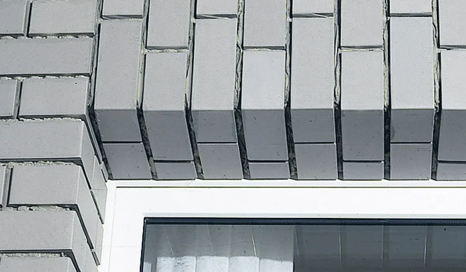 Ein mit Winkelriemchen und geschnittenen Flächenriemchen nachgebildeter Sturz © Initiative Bauen mit Backstein